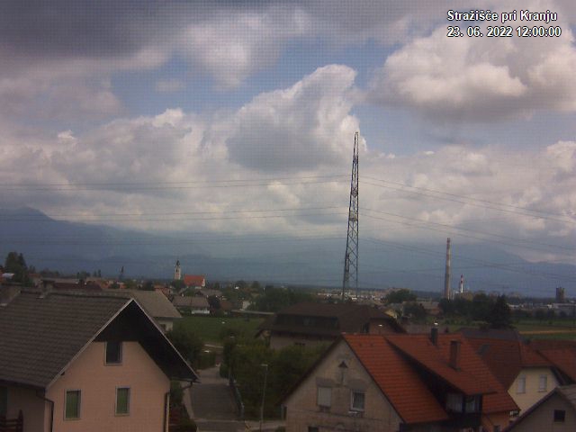Pogled s postaje proti Krvavcu ob 12:00