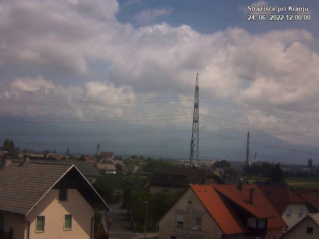 Pogled s postaje proti Krvavcu ob 12:00