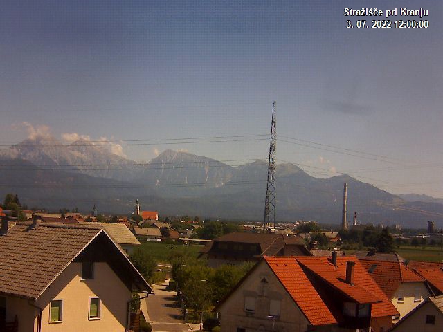 Pogled s postaje proti Krvavcu ob 12:00
