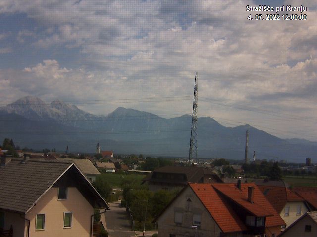 Pogled s postaje proti Krvavcu ob 12:00