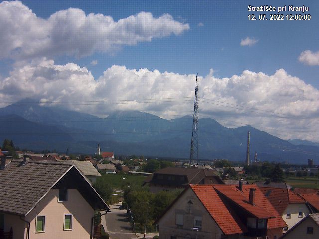 Pogled s postaje proti Krvavcu ob 12:00