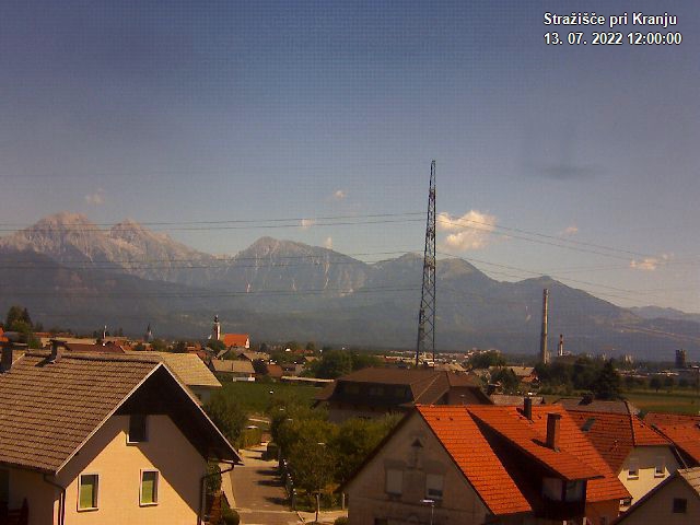Pogled s postaje proti Krvavcu ob 12:00