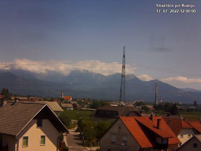Pogled s postaje proti Krvavcu ob 12:00