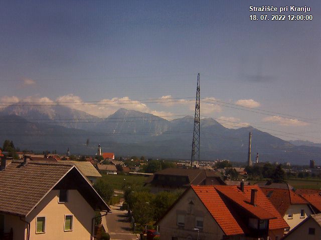 Pogled s postaje proti Krvavcu ob 12:00