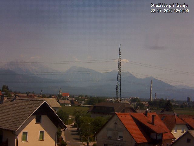 Pogled s postaje proti Krvavcu ob 12:00