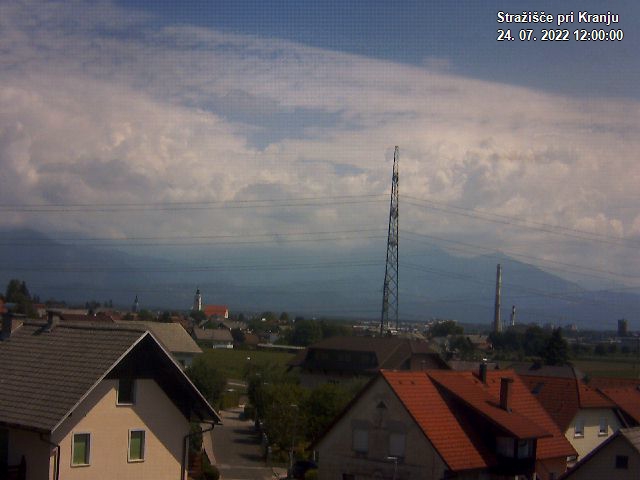 Pogled s postaje proti Krvavcu ob 12:00