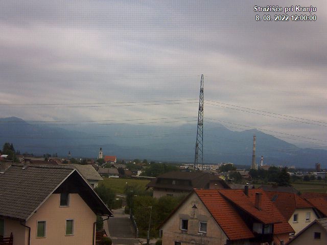 Pogled s postaje proti Krvavcu ob 12:00