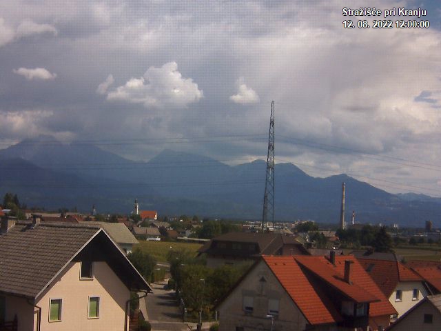 Pogled s postaje proti Krvavcu ob 12:00