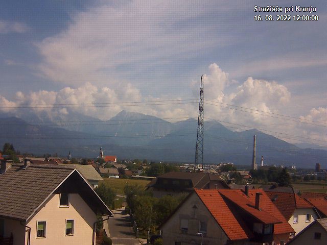 Pogled s postaje proti Krvavcu ob 12:00