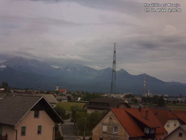 Pogled s postaje proti Krvavcu ob 12:00