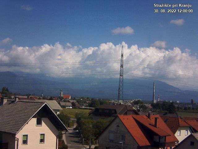 Pogled s postaje proti Krvavcu ob 12:00