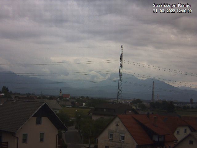 Pogled s postaje proti Krvavcu ob 12:00