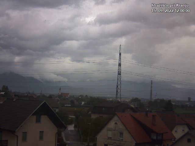 Pogled s postaje proti Krvavcu ob 12:00