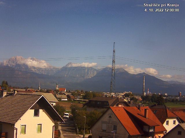 Pogled s postaje proti Krvavcu ob 12:00