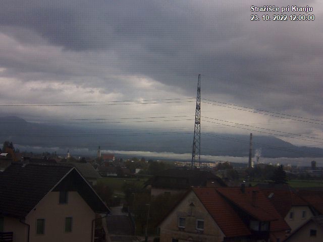 Pogled s postaje proti Krvavcu ob 12:00