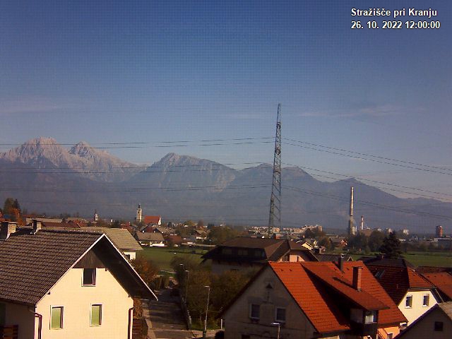 Pogled s postaje proti Krvavcu ob 12:00