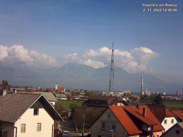 Pogled s postaje proti Krvavcu ob 12:00