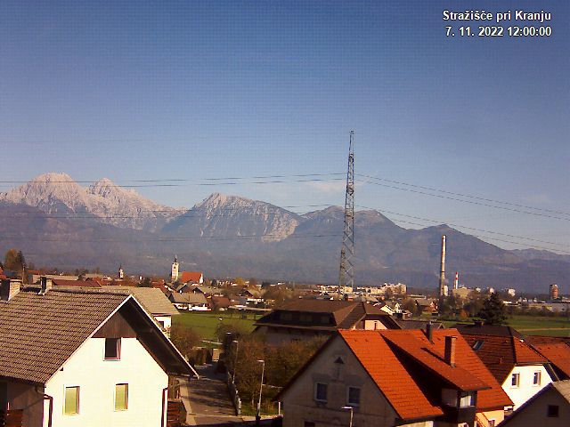 Pogled s postaje proti Krvavcu ob 12:00