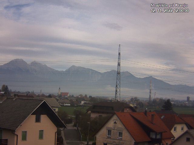 Pogled s postaje proti Krvavcu ob 12:00