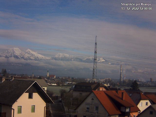 Pogled s postaje proti Krvavcu ob 12:00