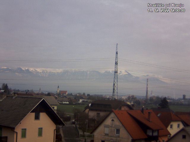 Pogled s postaje proti Krvavcu ob 12:00