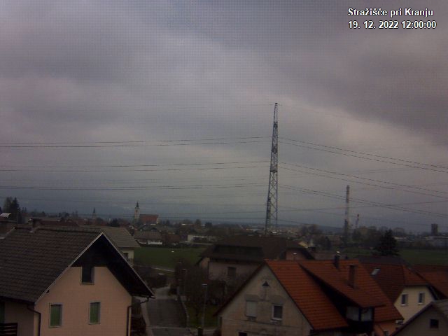 Pogled s postaje proti Krvavcu ob 12:00