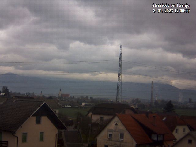 Pogled s postaje proti Krvavcu ob 12:00