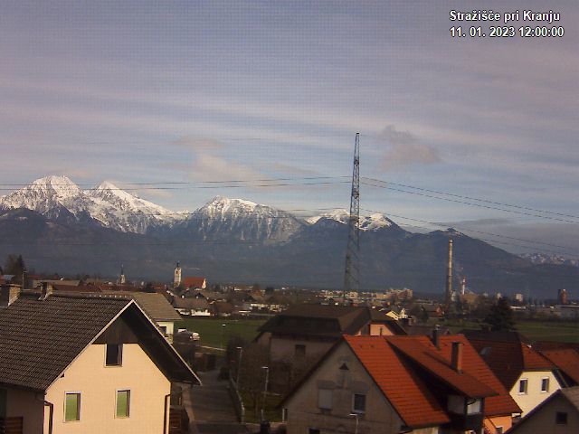 Pogled s postaje proti Krvavcu ob 12:00