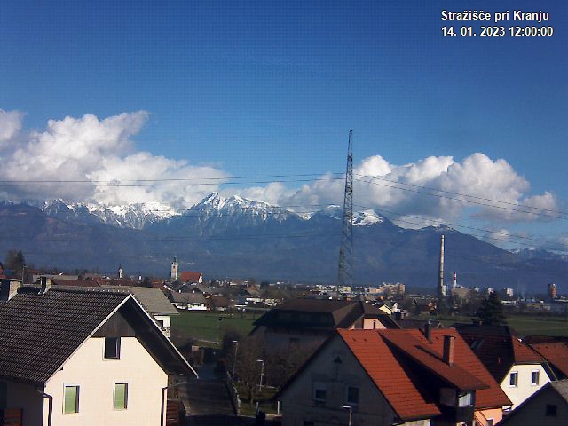 Pogled s postaje proti Krvavcu ob 12:00