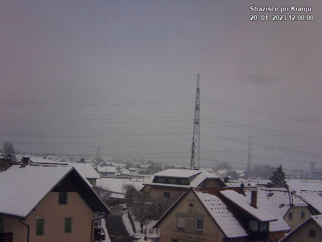 Pogled s postaje proti Krvavcu ob 12:00