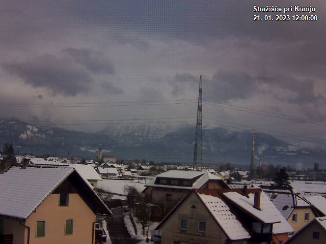 Pogled s postaje proti Krvavcu ob 12:00