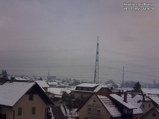 Pogled s postaje proti Krvavcu ob 12:00