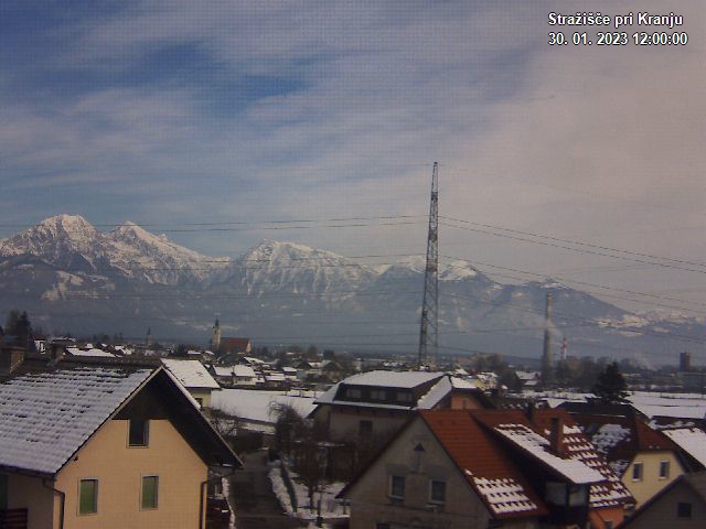 Pogled s postaje proti Krvavcu ob 12:00