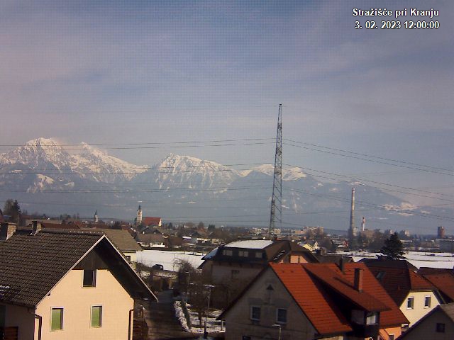 Pogled s postaje proti Krvavcu ob 12:00