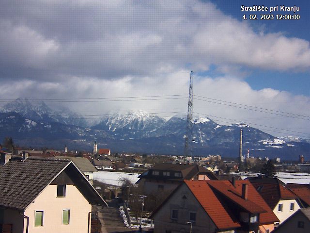 Pogled s postaje proti Krvavcu ob 12:00