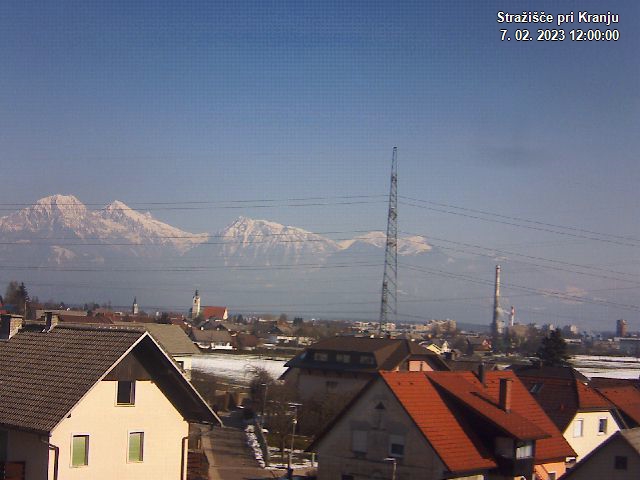 Pogled s postaje proti Krvavcu ob 12:00