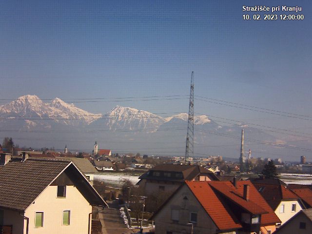 Pogled s postaje proti Krvavcu ob 12:00