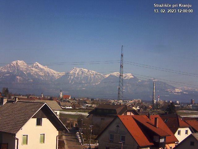 Pogled s postaje proti Krvavcu ob 12:00
