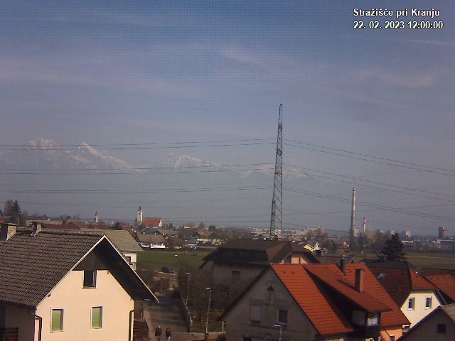 Pogled s postaje proti Krvavcu ob 12:00