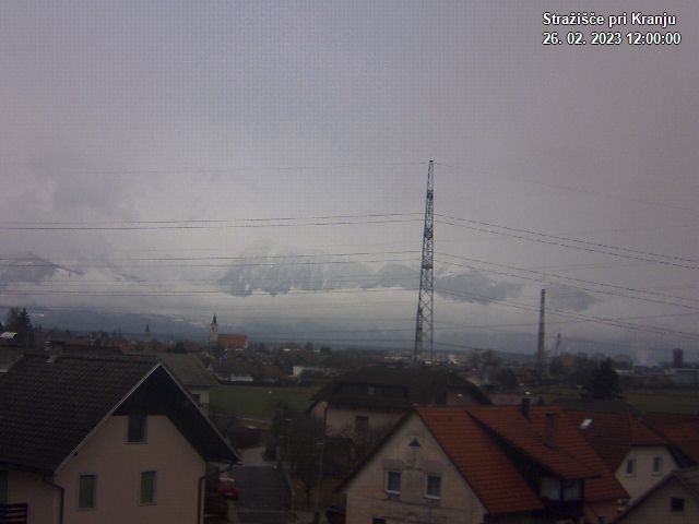 Pogled s postaje proti Krvavcu ob 12:00