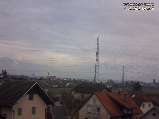 Pogled s postaje proti Krvavcu ob 12:00