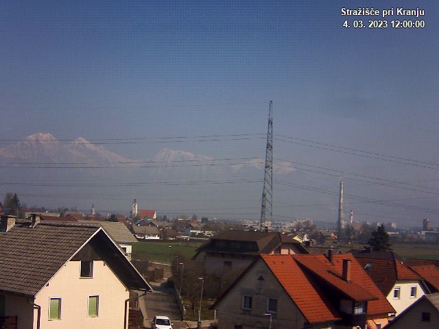 Pogled s postaje proti Krvavcu ob 12:00
