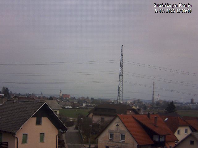 Pogled s postaje proti Krvavcu ob 12:00