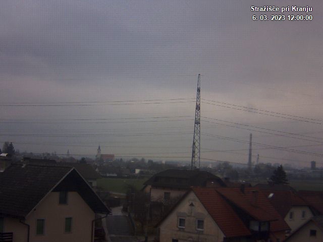 Pogled s postaje proti Krvavcu ob 12:00