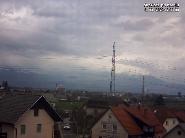 Pogled s postaje proti Krvavcu ob 12:00