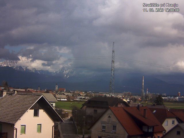 Pogled s postaje proti Krvavcu ob 12:00