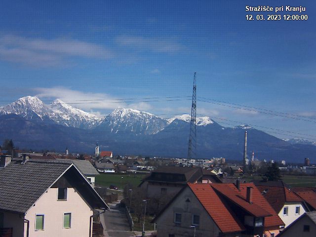 Pogled s postaje proti Krvavcu ob 12:00