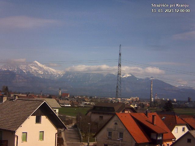 Pogled s postaje proti Krvavcu ob 12:00