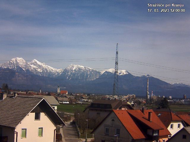 Pogled s postaje proti Krvavcu ob 12:00