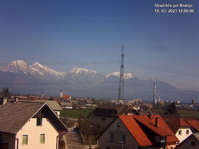 Pogled s postaje proti Krvavcu ob 12:00